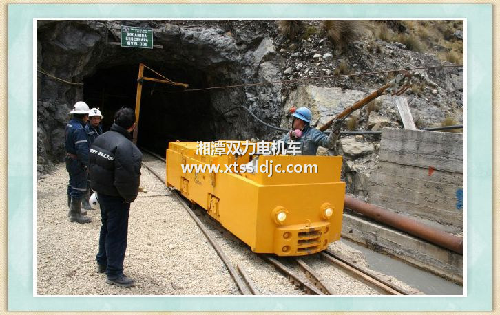 雙力電機(jī)車運用在國外礦山.jpg